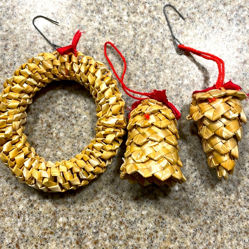 Crafted straw ornaments. Very sweet. Smoke free home. Very gently used and loved